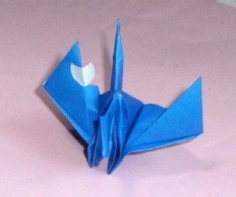 折り紙切り絵「ワンポイント・ハート付き折り鶴」