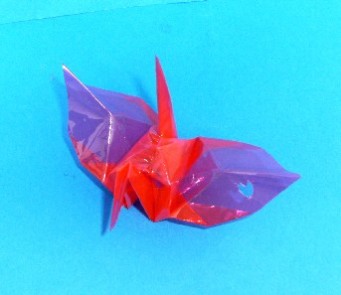 折り紙切り絵・ハートをイメージした折り鶴