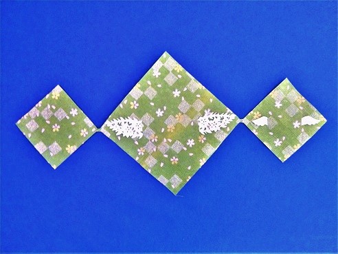 ペーパー折り鶴「たかいたかい～」の製作途中の折り紙の表
