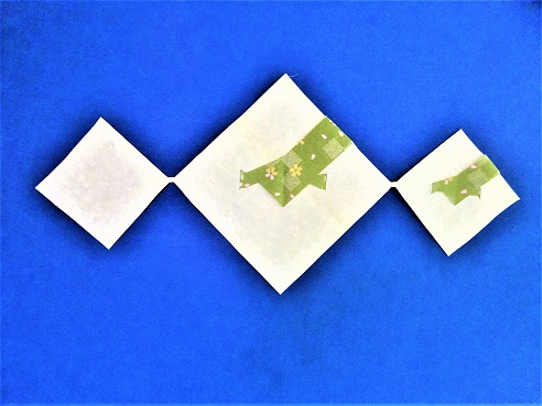 ペーパー折り鶴「たかいたかい～」の製作途中の折り紙のウラ