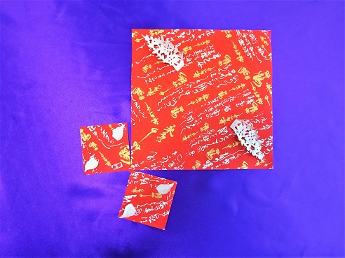 ペーパー折り鶴「お尻が重い」の製作途中の折り紙の表