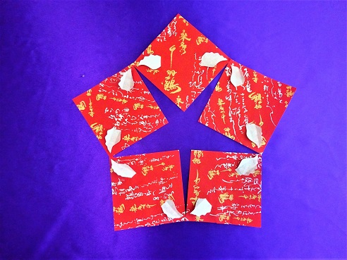 ペーパー折り鶴「peace」の製作途中の折り紙の表