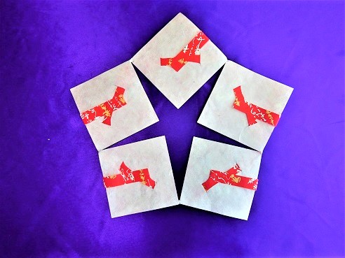 ペーパー折り鶴「peace」の製作途中の折り紙のウラ