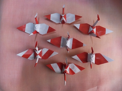 布きりえサイトですが、紅白折り紙で紅白折り鶴もしています。