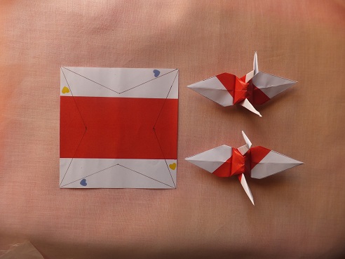 布きりえサイトですが、紅白折り紙で紅白折り鶴もしています。