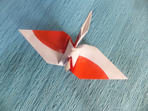 布きりえサイトですが、紅白折り紙で、紅白折り鶴もしています。