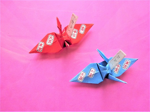 「おみくじ」とミニ折り紙の折り鶴とのコラボ