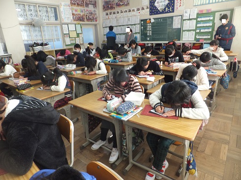 犬山の小学校で布きりえ体験教室です。