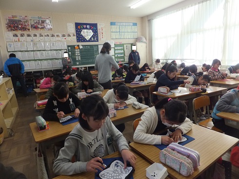 犬山の小学校で布きりえ体験教室です。
