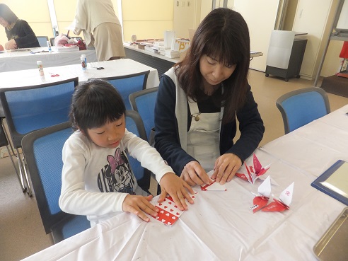 布きりえ体験教室、でめでたい紅白折り鶴「子供の日・母の日」